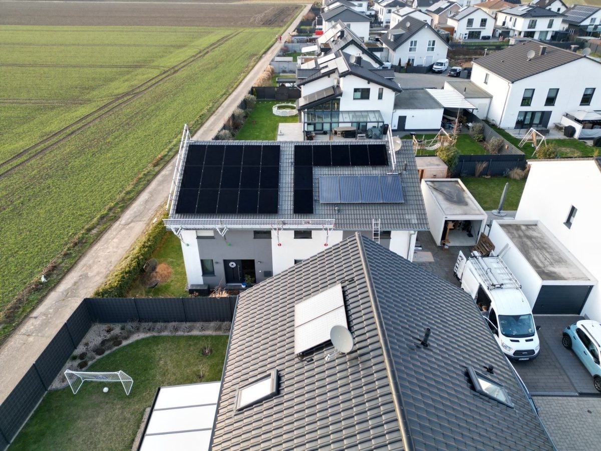 Drohnenaufnahme Neubaugebiet mit Solaranlagen
