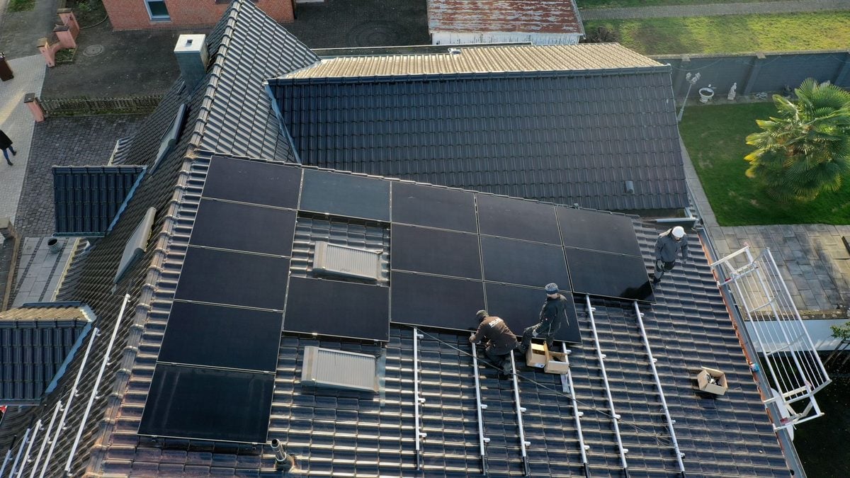 bee-doo Montageteam bei der Arbeit auf dem Dach